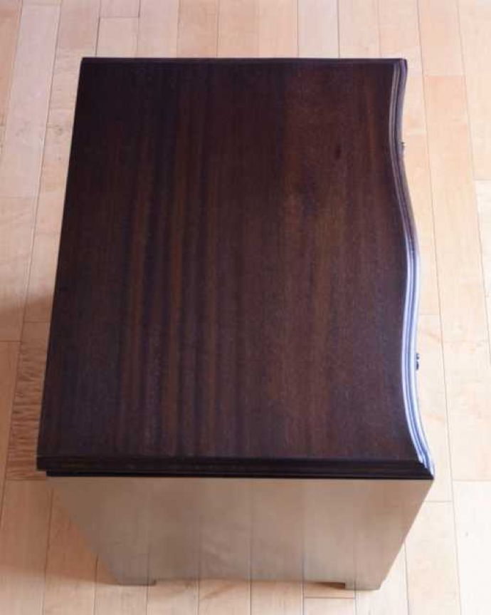 アンティークのチェスト　アンティーク家具　クラシックな雰囲気の５段チェスト、アンティーク英国家具。ピカピカに仕上げましたHandleでは修復の時、天板の塗装も一度剥離してキレイに仕上げました。(k-2747-f)