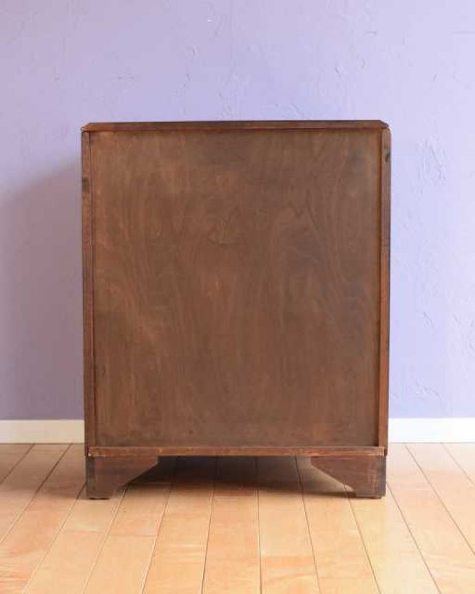 アンティークのチェスト　アンティーク家具　クラシックな雰囲気の５段チェスト、アンティーク英国家具。後ろ姿も見て下さいアンティークは新品ではないので、もちろん経年変化によるキズはありますが、専門の職人が修復しました。(k-2747-f)