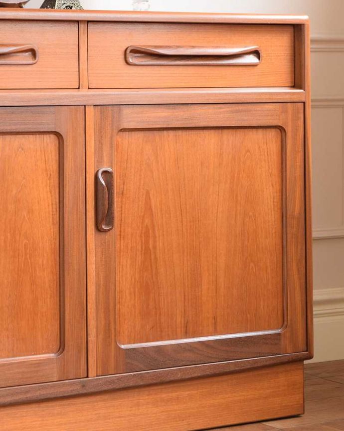 G-PLAN(Gプラン)　アンティーク家具　リビングボードにおススメ、イギリスで見つけたG-planのアンティークサイドボード 。ヴィンテージ家具らしいあたたかさ。(k-2748-f)