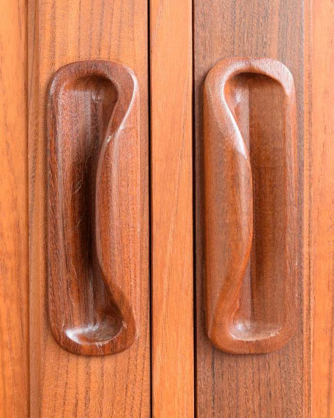 G-PLAN(Gプラン)　アンティーク家具　リビングボードにおススメ、イギリスで見つけたG-planのアンティークサイドボード 。扉の木目があたたかさを演出クールなデザインなのに、なんだかほっとするあたたかさ。(k-2748-f)