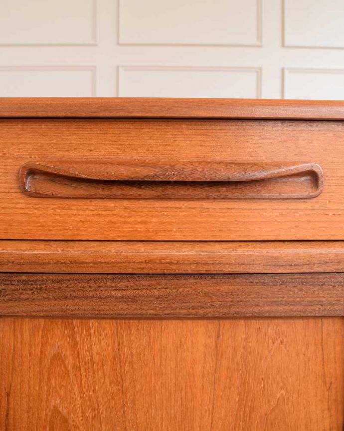 G-PLAN(Gプラン)　アンティーク家具　リビングボードにおススメ、イギリスで見つけたG-planのアンティークサイドボード 。デザインの一部になっている取っ手取っ手のデザインもシンプルかつ機能的に。(k-2748-f)