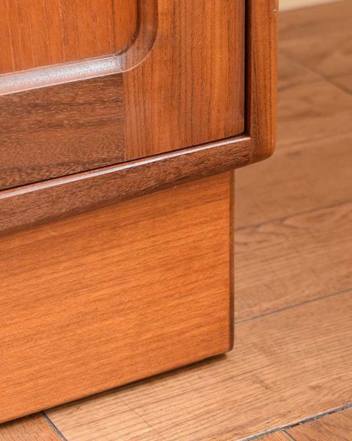 G-PLAN(Gプラン)　アンティーク家具　リビングボードにおススメ、イギリスで見つけたG-planのアンティークサイドボード 。スッキリとした脚の裏には…Handleの家具の脚裏にはフェルトキーパーをお付けしています。(k-2748-f)