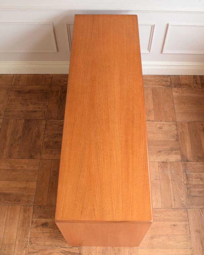 G-PLAN(Gプラン)　アンティーク家具　リビングボードにおススメ、イギリスで見つけたG-planのアンティークサイドボード 。天板の塗装もキレイに仕上げましたヴィンテージの家具は修復方法が様々。(k-2748-f)