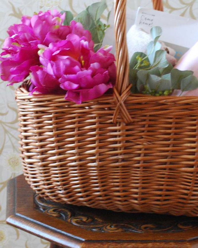 アンティーク その他の雑貨 アンティーク雑貨 イギリスから届いたナチュラルでオシャレなアンティークバスケット。毎日、お買い物に使われていたバスケット冷蔵庫もスーパーも車もなかった時代に、女性が持って帰れる分だけお買い物できるように作られたバスケット。(k-2748-z)