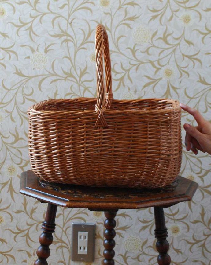 アンティーク その他の雑貨 アンティーク雑貨 イギリスから届いたナチュラルでオシャレなアンティークバスケット。持ち手を握って持つためのデザイン深いバルーンの形をしたバスケットは持ち手を握って持つため用のデザインです。(k-2748-z)