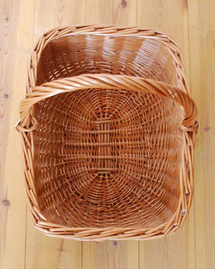 アンティーク その他の雑貨 アンティーク雑貨 イギリスから届いたナチュラルでオシャレなアンティークバスケット。中を見てみると・・・アンティークなので多少のキズ・汚れがある場合があります。(k-2748-z)