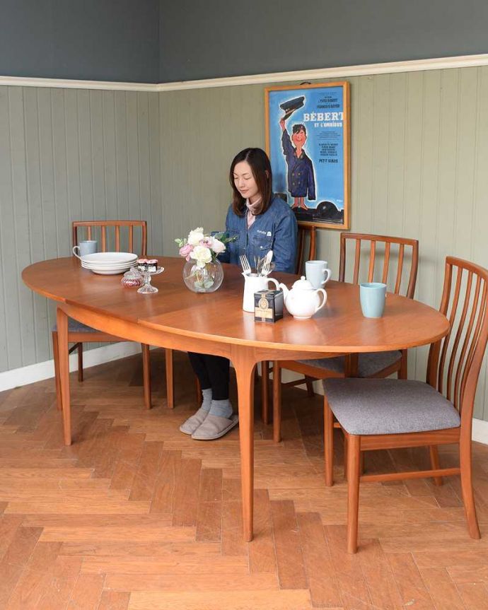 アンティークのテーブル　アンティーク家具　オーバル型の天板がカッコいい北欧スタイルのエクステンションテーブル。スマートなデザインが人気のヴィンテージテーブルシンプルなデザインだから、どんなインテリアにも似合っちゃう所が人気のヒミツ。(k-2749-f)