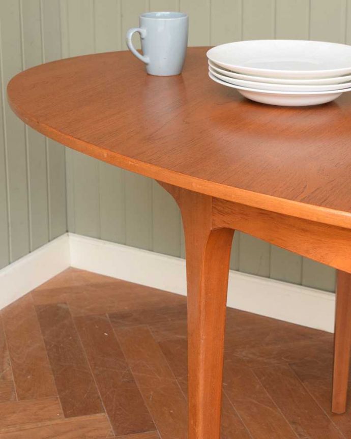 アンティークのテーブル　アンティーク家具　オーバル型の天板がカッコいい北欧スタイルのエクステンションテーブル。スッキリとカッコイイ脚先にいくほど微妙にシェープされたスッキリとした脚。(k-2749-f)