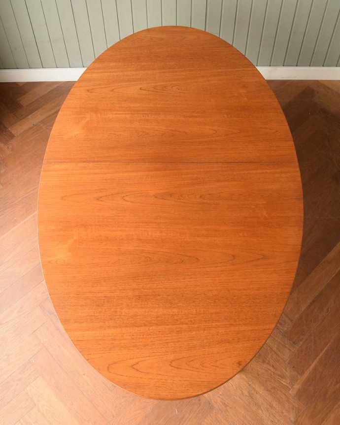 アンティークのテーブル　アンティーク家具　オーバル型の天板がカッコいい北欧スタイルのエクステンションテーブル。上から見るとこんな形天板を足す前はこんな形です。(k-2749-f)