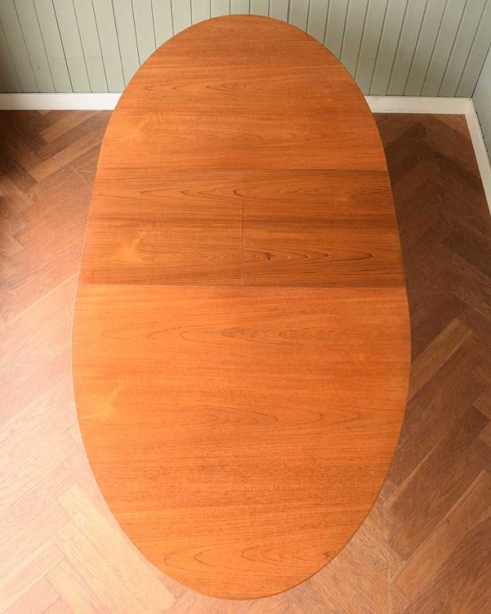 アンティークのテーブル　アンティーク家具　オーバル型の天板がカッコいい北欧スタイルのエクステンションテーブル。天板もピカピカにお直ししました。(k-2749-f)