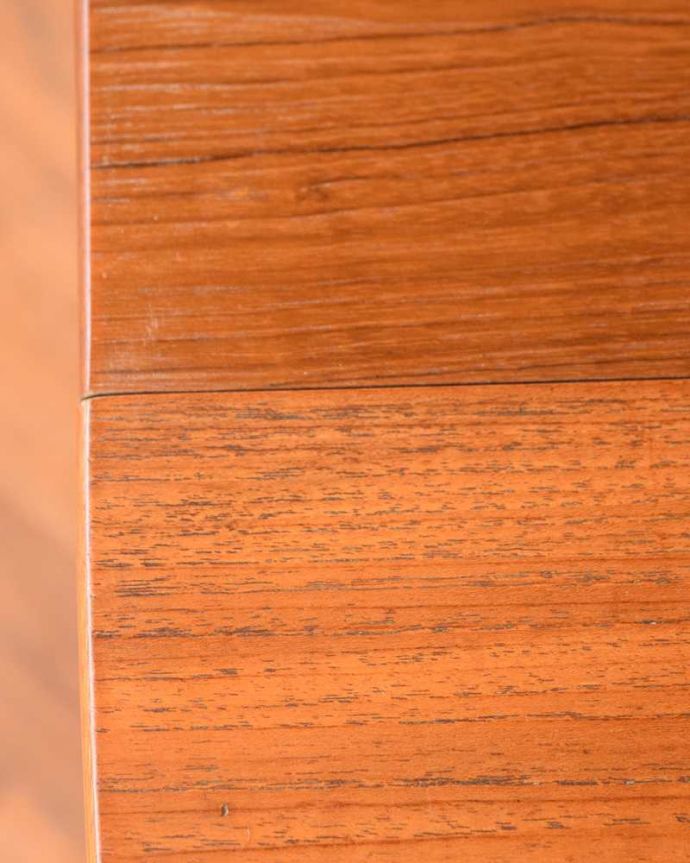 アンティークのテーブル　アンティーク家具　オーバル型の天板がカッコいい北欧スタイルのエクステンションテーブル。シンプルな木目がカッコイイ天板を近くで見てみるとこんな感じです。(k-2749-f)