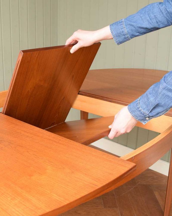 アンティークのテーブル　アンティーク家具　オーバル型の天板がカッコいい北欧スタイルのエクステンションテーブル。あっという間にサイズ変更OK！天板の真ん中から新しい天板が出てきます。(k-2749-f)