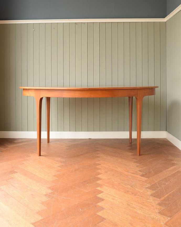 アンティークのテーブル　アンティーク家具　オーバル型の天板がカッコいい北欧スタイルのエクステンションテーブル。横から見た姿は…シンプルなデザインなので、どんなお部屋にも似合っちゃうんです。(k-2749-f)