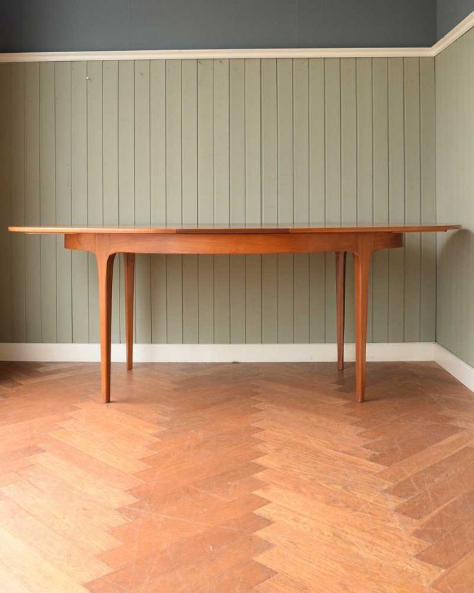 アンティークのテーブル　アンティーク家具　オーバル型の天板がカッコいい北欧スタイルのエクステンションテーブル。天板を広げると･･･もちろん広げたままの状態でもお使い頂けます。(k-2749-f)