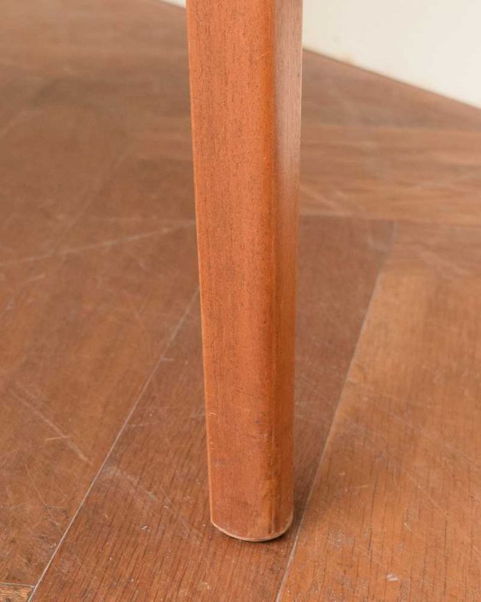 アンティークのテーブル　アンティーク家具　オーバル型の天板がカッコいい北欧スタイルのエクステンションテーブル。持ち上げなくても移動できます！Handleのアンティークは、脚の裏にフェルトキーパーをお付けしていますので、持ち上げなくても床を滑らせて移動させることが出来ます。(k-2749-f)