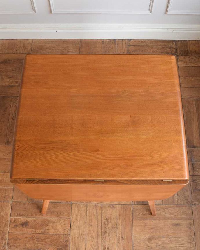 アーコールの家具 アンティーク家具 3パターンのサイズ展開可能、アーコール社のヴィンテージ家具ドロップリーフテーブル。畳むとこんなにスリムなサイズリーフを閉じた状態のテーブルを上から見るとこんな感じ。(k-2750-f)