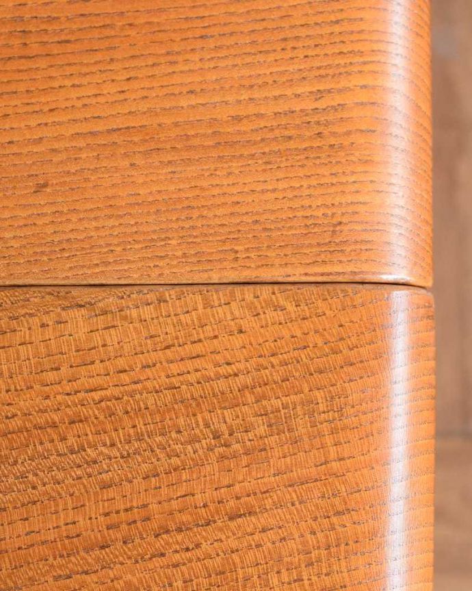 アーコールの家具 アンティーク家具 3パターンのサイズ展開可能、アーコール社のヴィンテージ家具ドロップリーフテーブル。近づいてみるとこんな感じです。(k-2750-f)