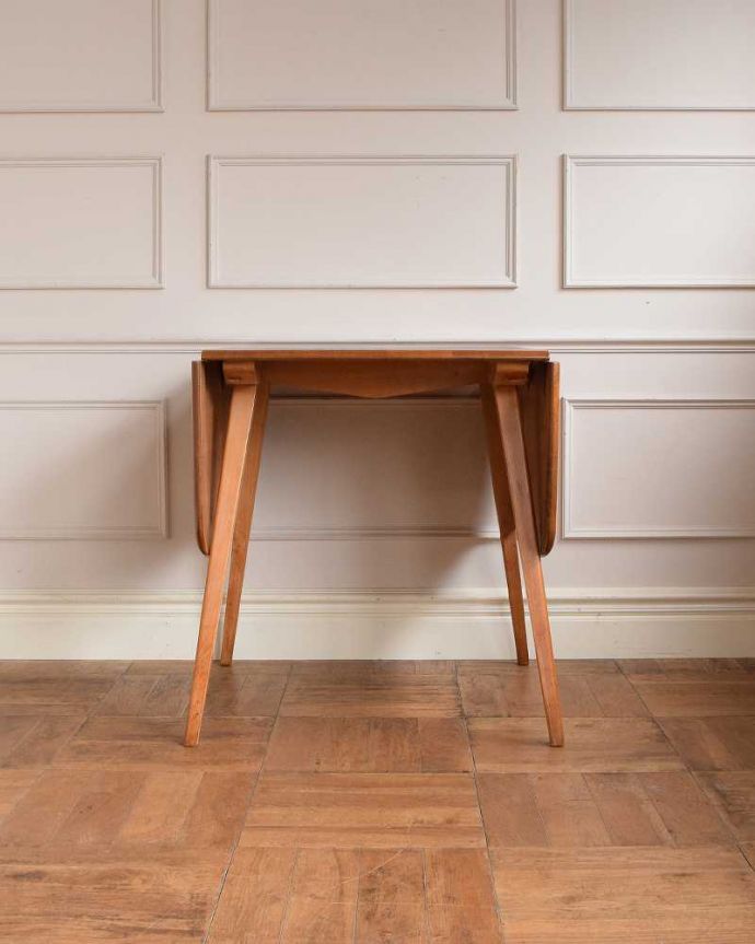 アーコールの家具 アンティーク家具 3パターンのサイズ展開可能、アーコール社のヴィンテージ家具ドロップリーフテーブル。横から見てもステキ使わないときは、たたんで壁につけておけば、お部屋が広く使えます。(k-2750-f)