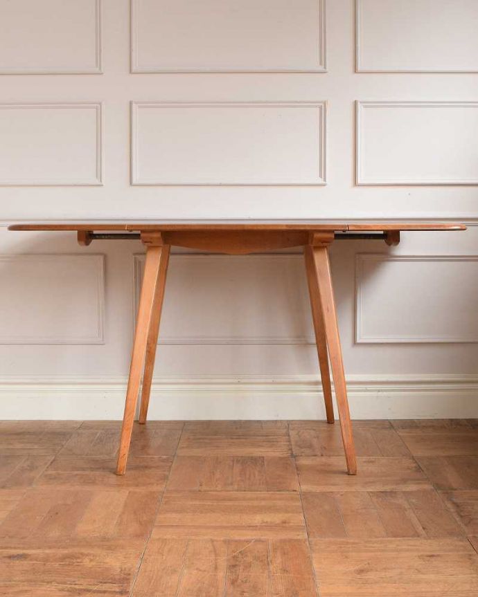 アーコールの家具 アンティーク家具 3パターンのサイズ展開可能、アーコール社のヴィンテージ家具ドロップリーフテーブル。両方開いたらこんな感じスッキリとしたアーコールの家具は、テーブルにしてはめずらしく幕板と言って天板の下に板がない特殊な構造です。(k-2750-f)