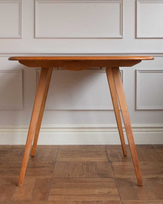 アーコールの家具 アンティーク家具 3パターンのサイズ展開可能、アーコール社のヴィンテージ家具ドロップリーフテーブル。クルッと回転!アンティークは新品ではないので、もちろん経年変化によるキズはありますが、専門の職人がキレイにお直しをしているので、どこから見てもキレイです。(k-2750-f)