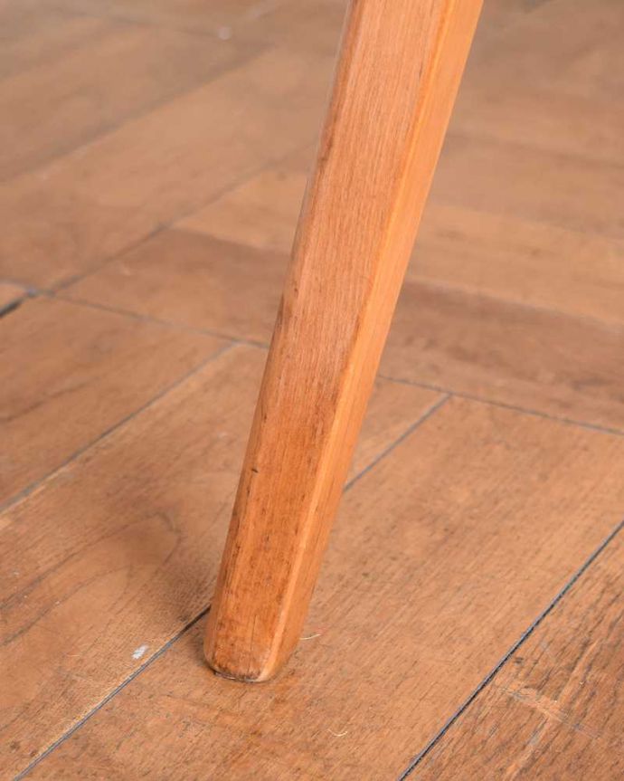 アーコールの家具 アンティーク家具 3パターンのサイズ展開可能、アーコール社のヴィンテージ家具ドロップリーフテーブル。持ち上げなくても移動できます!Handleのアンティークは、脚の裏にフェルトキーパーをお付けしていますので、持ち上げなくても床を滑らせて移動させることが出来ます。(k-2750-f)