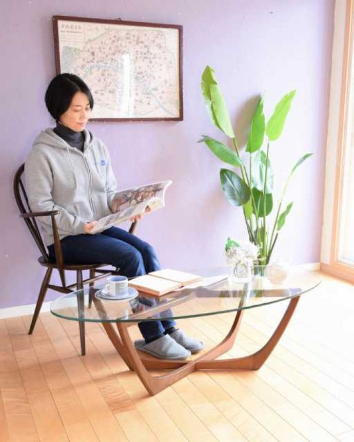 アンティークのテーブル　アンティーク家具　北欧スタイルのお部屋に似合うヴィンテージ家具、ガラス天板のコーヒーテーブル。どこに置いてもクールに決まる！北欧スタイルのテーブル天板がガラスなので、女性にとって使いやすさバツグン。(k-2751-f)