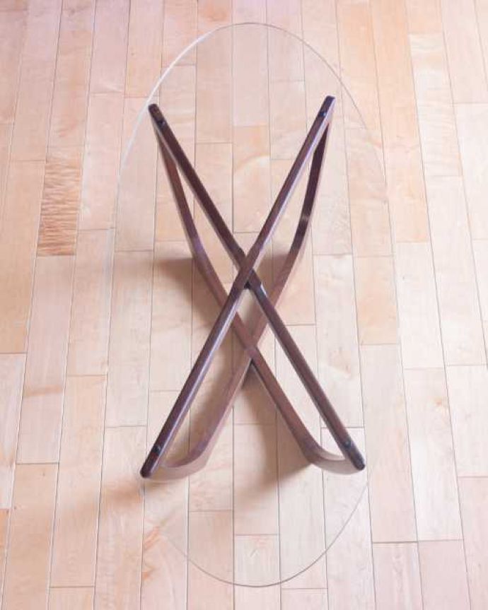 アンティークのテーブル　アンティーク家具　北欧スタイルのお部屋に似合うヴィンテージ家具、ガラス天板のコーヒーテーブル。上から見るとこんな感じ。(k-2751-f)