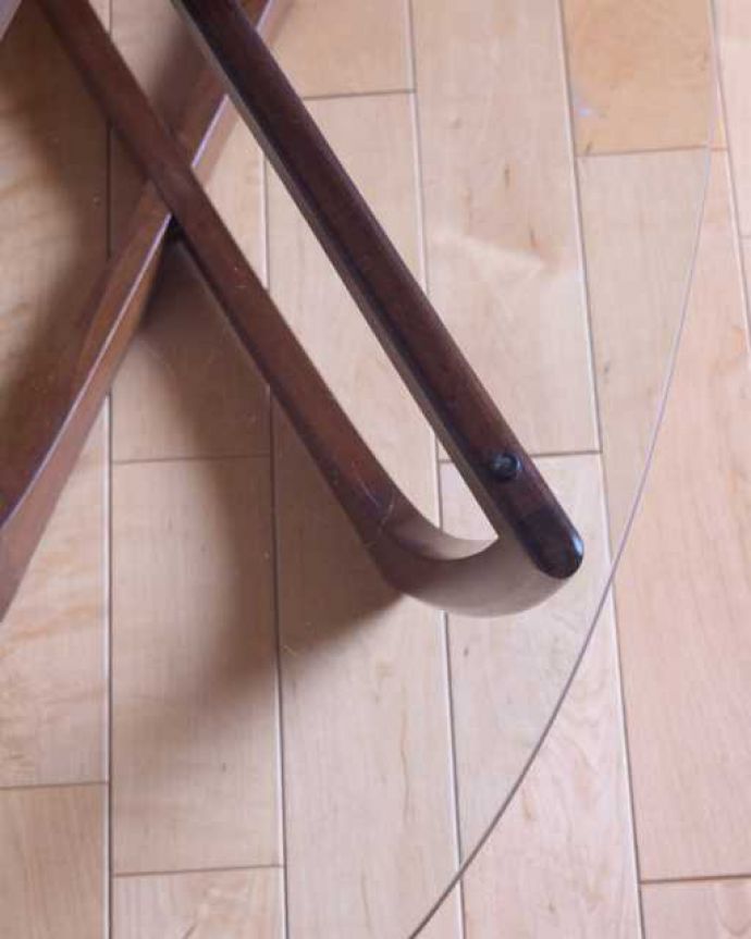 アンティークのテーブル　アンティーク家具　北欧スタイルのお部屋に似合うヴィンテージ家具、ガラス天板のコーヒーテーブル。天板を近くで見てみると･･･こんな感じでとってもキレイです！気になる方には新しいガラス天板に取り替えてお届けします。(k-2751-f)