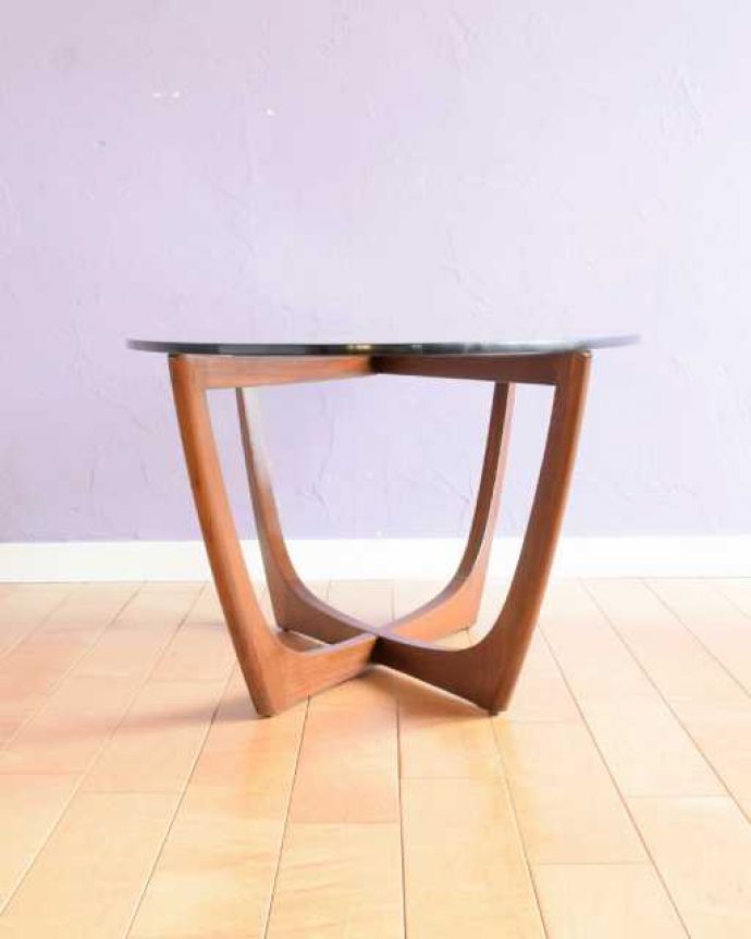 アンティークのテーブル　アンティーク家具　北欧スタイルのお部屋に似合うヴィンテージ家具、ガラス天板のコーヒーテーブル。横から見てもカッコイイ北欧スタイルの家具はデザインがステキだから、横から見た姿も絵になるカッコよさ！。(k-2751-f)