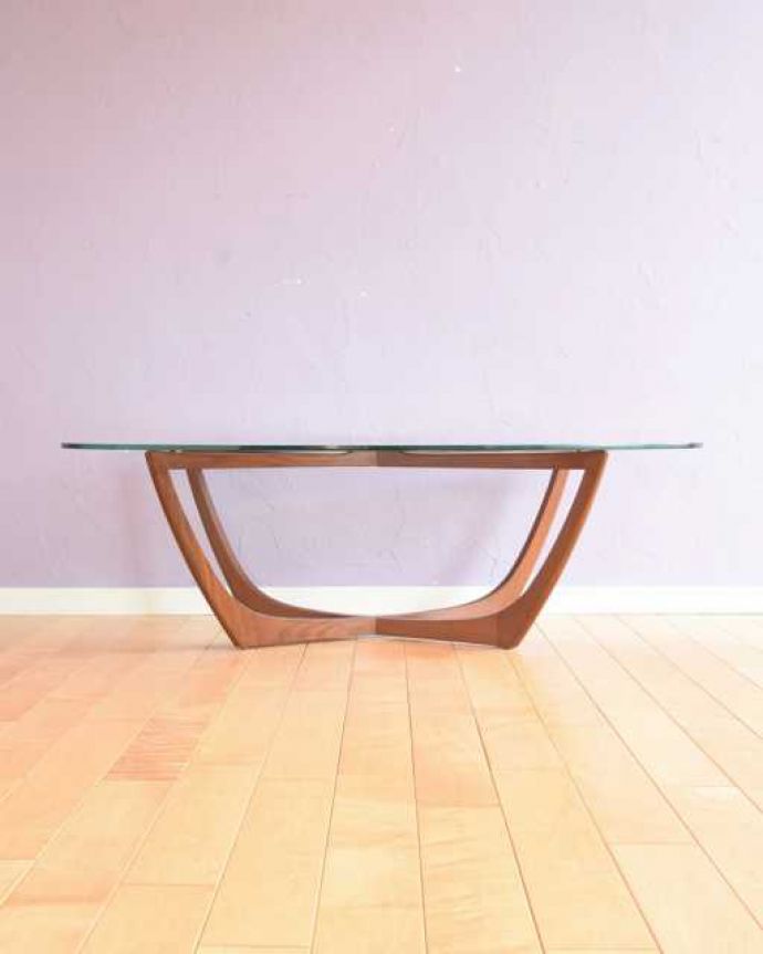 アンティークのテーブル　アンティーク家具　北欧スタイルのお部屋に似合うヴィンテージ家具、ガラス天板のコーヒーテーブル。見る角度によって見え方が違う…ヴィンテージなので、もちろん経年変化によるキズはありますが、専門の職人がしっかり修復しているので安心さが違います。(k-2751-f)