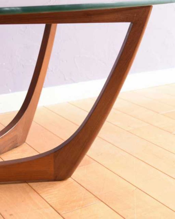 アンティークのテーブル　アンティーク家具　北欧スタイルのお部屋に似合うヴィンテージ家具、ガラス天板のコーヒーテーブル。女性1人でラクラク運べちゃう仕掛けHandleのアンティークは、脚の裏にフェルトキーパーをお付けしています。(k-2751-f)