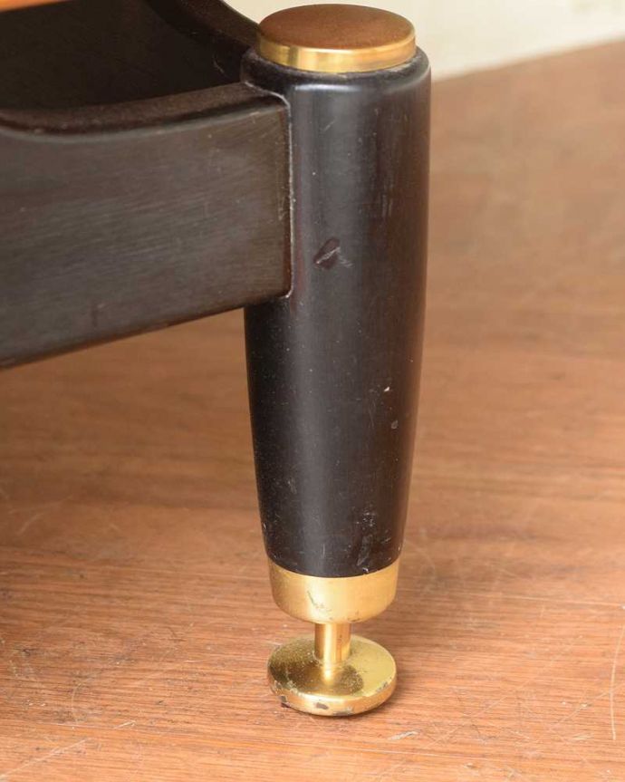 G-PLAN(Gプラン)　アンティーク家具　英国ヴィンテージ家具、G-PLANのお洒落なローチェスト(サニーオーク＆チャイニーズホワイト)。女性1人でラクラク運べちゃう仕掛けHandleのアンティークは、脚の裏にフェルトキーパーをお付けしています。(k-2752-f)