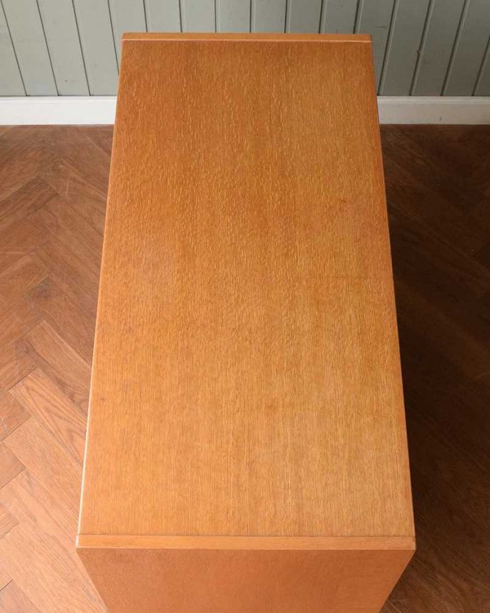 G-PLAN(Gプラン)　アンティーク家具　英国ヴィンテージ家具、G-PLANのお洒落なローチェスト(サニーオーク＆チャイニーズホワイト)。上から見ると･･･天板はこんな感じです。(k-2752-f)