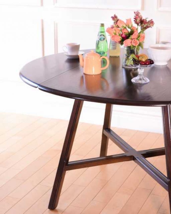 アーコールの家具　アンティーク家具　北欧の老舗メーカー、アーコール社の家具、伸張式のアーコールドロップリーフテーブル(ERCOL)。クールな表情の中に見えるアーコールらしい優しさアーコールの家具って、角の落とし方が独特。(k-2753-f)