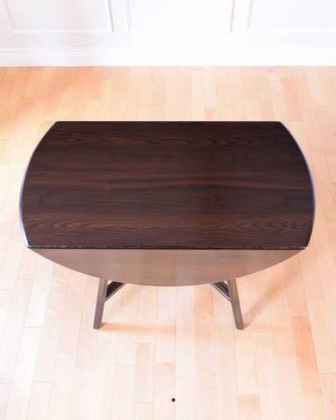 アーコールの家具　アンティーク家具　北欧の老舗メーカー、アーコール社の家具、伸張式のアーコールドロップリーフテーブル(ERCOL)。畳むとこんなにスリムなサイズリーフを閉じた状態のテーブルを上から見るとこんな感じ。(k-2753-f)