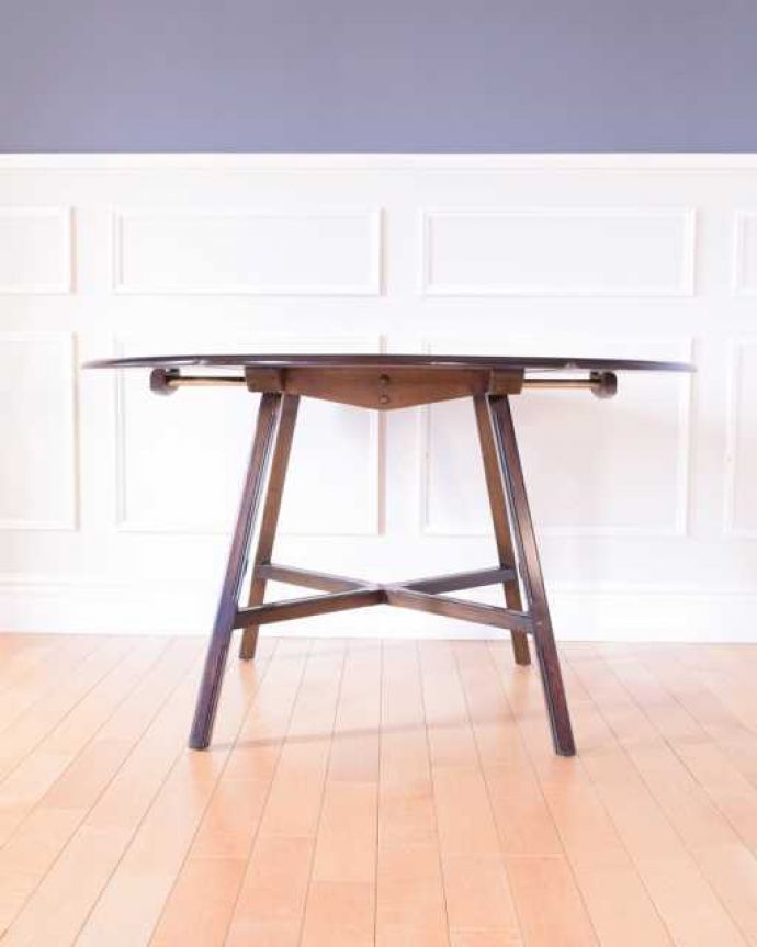 アーコールの家具　アンティーク家具　北欧の老舗メーカー、アーコール社の家具、伸張式のアーコールドロップリーフテーブル(ERCOL)。両方開いたらこんな感じスッキリとしたアーコールの家具は、テーブルにしてはめずらしく幕板と言って天板の下に板がない特殊な構造です。(k-2753-f)