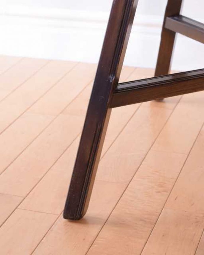 アーコールの家具　アンティーク家具　北欧の老舗メーカー、アーコール社の家具、伸張式のアーコールドロップリーフテーブル(ERCOL)。持ち上げなくても移動できます！Handleのアンティークは、脚の裏にフェルトキーパーをお付けしていますので、持ち上げなくても床を滑らせて移動させることが出来ます。(k-2753-f)