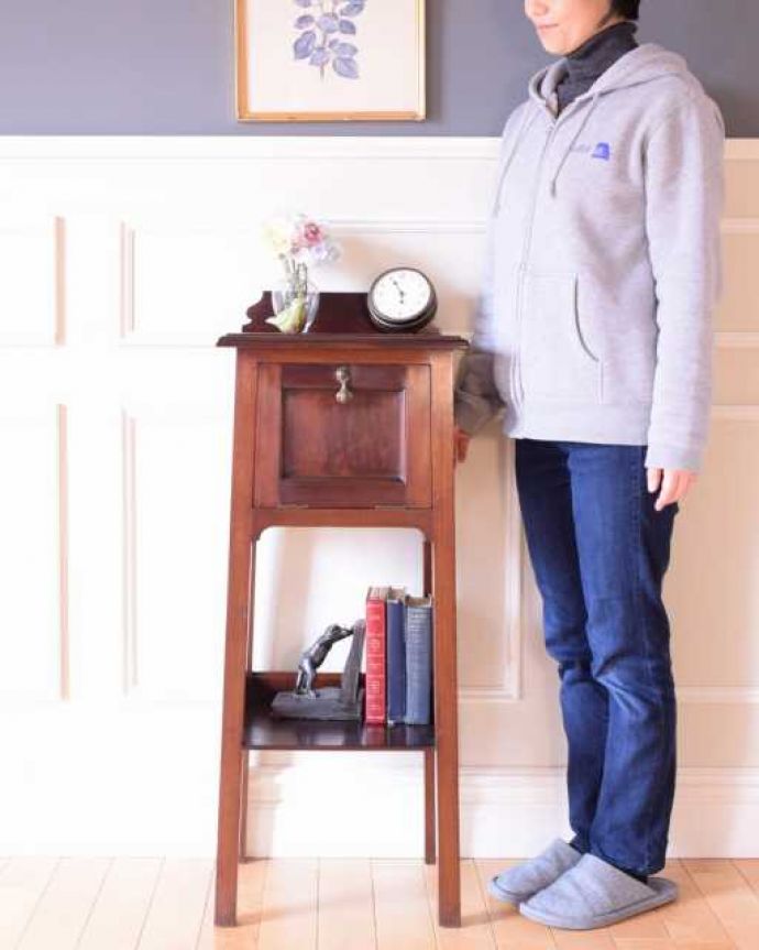 プランツスタンド・ケーキスタンド アンティーク家具 めったに見つからないめずらしい英国のアンティーク家具、ペディスタルカップボード。英国アンティークらしい気品がたっぷりそもそも欧米の上流階級で、器や壺などの骨董品を飾って観賞するために造られた贅沢な家具です。(k-2754-f)