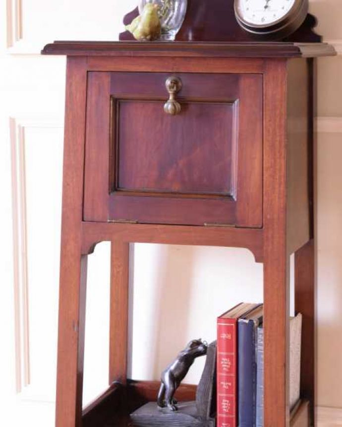 プランツスタンド・ケーキスタンド アンティーク家具 めったに見つからないめずらしい英国のアンティーク家具、ペディスタルカップボード。表情豊かな木目アンティークらしい贅沢な木材を使って作られた家具。(k-2754-f)