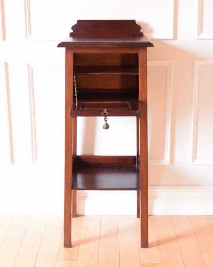 プランツスタンド・ケーキスタンド アンティーク家具 めったに見つからないめずらしい英国のアンティーク家具、ペディスタルカップボード。扉の中は・・・見た目の美しさはもちろん、ちゃんと収納できるようしっかり修復してあるので、いろいろ入れて使えます。(k-2754-f)