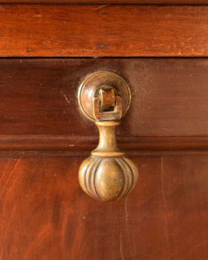 プランツスタンド・ケーキスタンド アンティーク家具 めったに見つからないめずらしい英国のアンティーク家具、ペディスタルカップボード。アンティークらしい素敵な取っ手デザインが美しい取っ手。(k-2754-f)