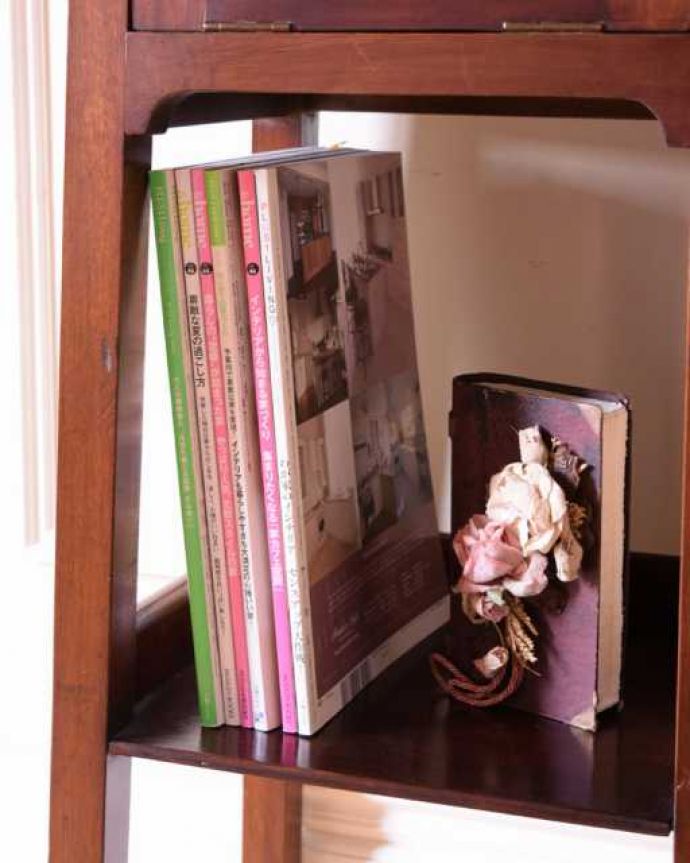 プランツスタンド・ケーキスタンド アンティーク家具 めったに見つからないめずらしい英国のアンティーク家具、ペディスタルカップボード。棚が付いているので便利ですA4サイズの雑誌までしっかり収納出来ちゃう大きさ。(k-2754-f)