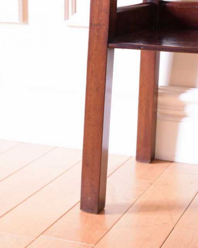 プランツスタンド・ケーキスタンド アンティーク家具 めったに見つからないめずらしい英国のアンティーク家具、ペディスタルカップボード。女性1人でラクラ運べちゃうんですHandleのアンティークは、脚の裏にフェルトキーパーをお付けしています。(k-2754-f)