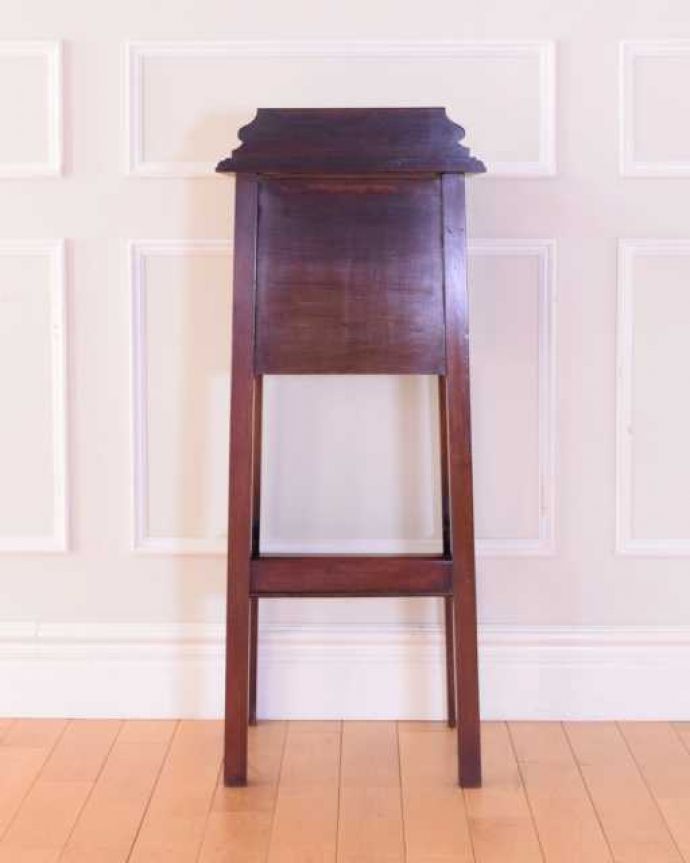 プランツスタンド・ケーキスタンド アンティーク家具 めったに見つからないめずらしい英国のアンティーク家具、ペディスタルカップボード。キレイに修復しましたアンティークは新品ではないので、経年変化によるキズはありますが、専門の職人がキレイにお直しをしているので、後姿までキレイです。(k-2754-f)