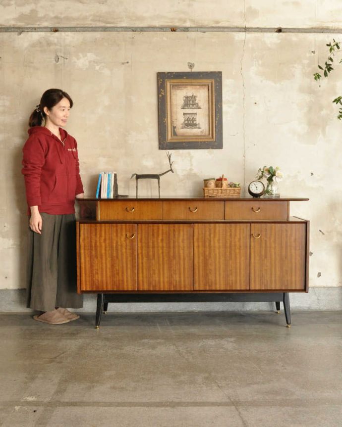 G-PLAN(Gプラン) アンティーク家具 北欧スタイルのオシャレなヴィンテージ家具、G-PLAN社トラー&ブラックのサイドボード。人気のヒミツは北欧スタイルのデザインやっぱりスッキリとカッコイイ北欧デザインが人気のサイドボード。(k-2755-f)