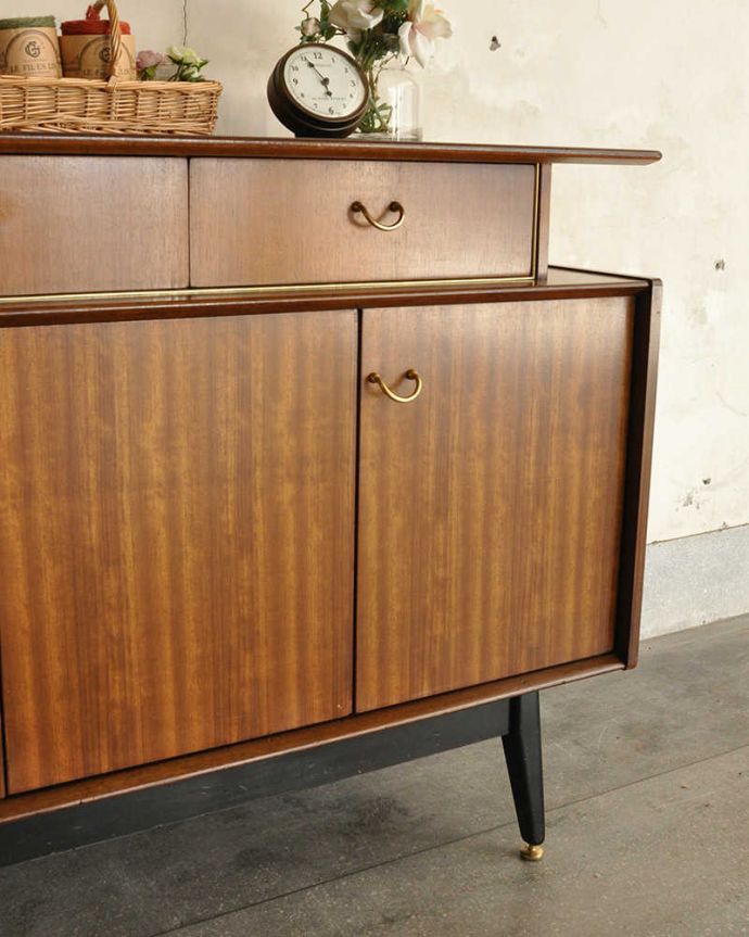 G-PLAN(Gプラン) アンティーク家具 北欧スタイルのオシャレなヴィンテージ家具、G-PLAN社トラー&ブラックのサイドボード。ヴィンテージ家具らしいあたたかさ。(k-2755-f)