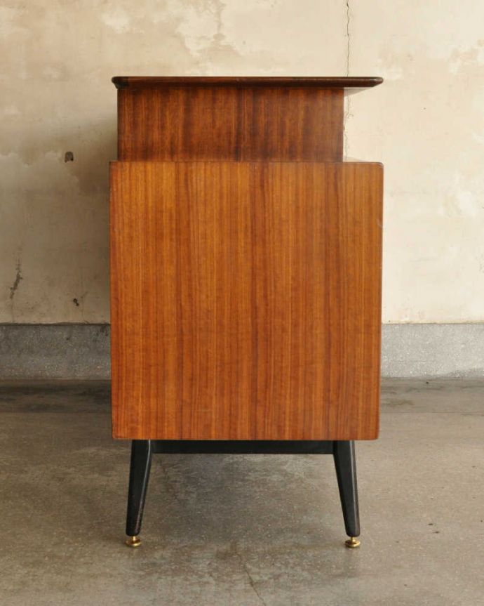 G-PLAN(Gプラン) アンティーク家具 北欧スタイルのオシャレなヴィンテージ家具、G-PLAN社トラー&ブラックのサイドボード。横から見てもスッキリどこから見てもスッキリとしてステキなヴィンテージ。(k-2755-f)