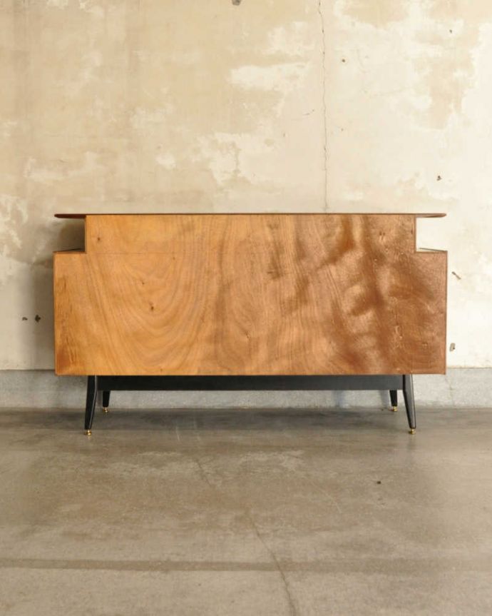 G-PLAN(Gプラン) アンティーク家具 北欧スタイルのオシャレなヴィンテージ家具、G-PLAN社トラー&ブラックのサイドボード。もちろん後ろ姿もキレイですビンテージは新品ではないので、もちろん経年変化によるキズはあります。(k-2755-f)