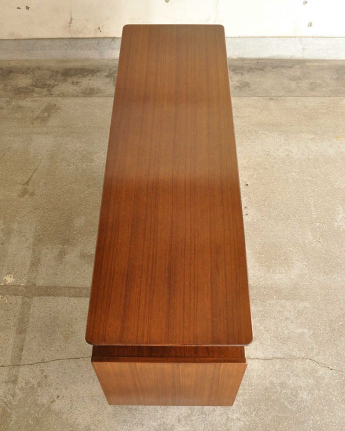 G-PLAN(Gプラン) アンティーク家具 北欧スタイルのオシャレなヴィンテージ家具、G-PLAN社トラー&ブラックのサイドボード。天板の塗装もキレイに仕上げましたヴィンテージの家具は修復方法が様々。(k-2755-f)