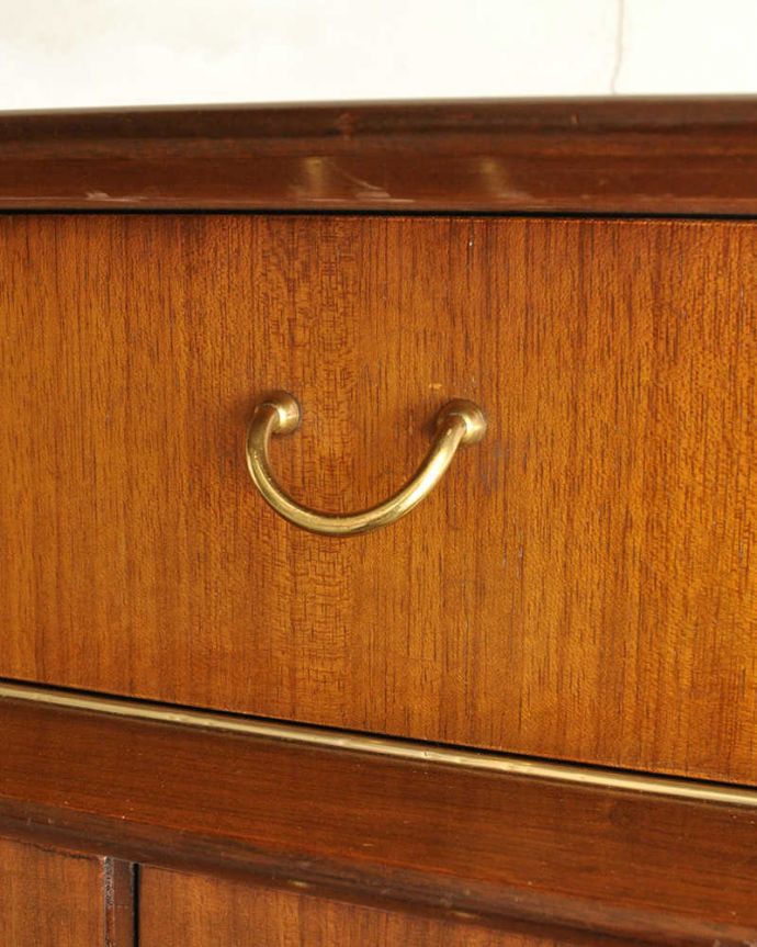 G-PLAN(Gプラン) アンティーク家具 北欧スタイルのオシャレなヴィンテージ家具、G-PLAN社トラー&ブラックのサイドボード。扉の木目があたたかさを演出クールなデザインなのに、なんだかほっとするあたたかさ。(k-2755-f)